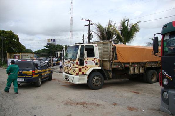 Veículos transportavam material de construção para a Arena da Copa, em São Lourenço da Mata. Foto: Polícia Rodoviária/Divulgação - 