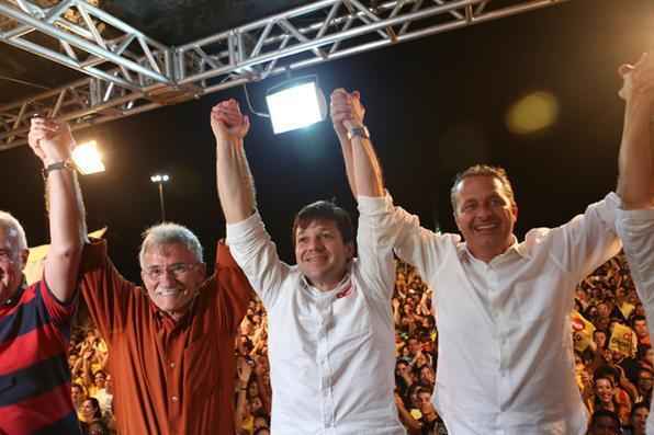 O prefeito eleito do Recife Geraldo Julio (PSB) e seu vice, Luciano Siqueira (PCdoB), acompanhado do governador Eduardo Campos e sua comitiva, comemoram a vitória no primeiro turno neste momento no Marco Zero, no Bairro do Recife. Foto: Hélder Tavares/DP/D.A Press
 - Hélder Tavares/DP/D.A Press