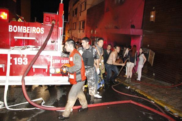 Incêndio em boate deixa centenas de mortos e feridos na cidade. As causas da tragédia ainda estão sendo investigadas. Foto: Deivid Dutra / A Razão - 