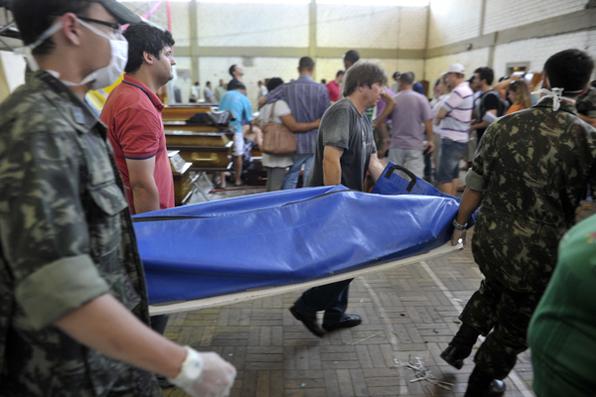 Movimentação de parentes para o reconhecimento dos corpos das vítimas do incêndio em uma boate de Santa Maria, no Centro Desportivo Municipal. Foto: Ronald Mendes/Agência RBS/Estadão Conteúdo - 