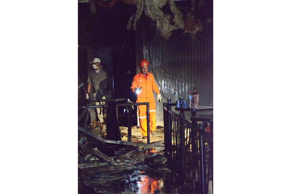 Bombeiros trabalham no interior da boate Kiss, onde um incêndio deixou mais 200 mortos, em Santa Maria (RS). Foto: Yuri Weber/Jornal A Razão/Aência o Dia/Estadão Conteúdo - 