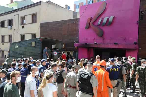 Policiais trabalham na retirada dos corpos da boate Kiss, em Santa Maria, atingida por   um incêndio na madrugada deste domingo. Cerca de 232 pessoas morreram na tragédia.  Foto: Yuri Weber/Jornal A Razão/Aência o Dia/Estadão Conteúdo - 