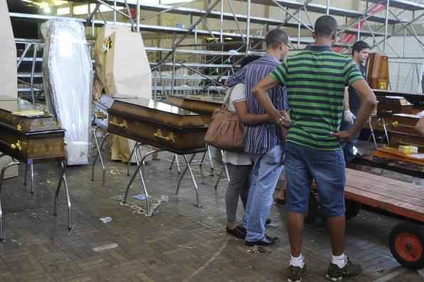 Caixões são levados para o Centro Desportivo Municipal onde estão sendo identificados os corpos das vítimas do incêndio na Boate Kiss. Foto: Wilson Dias/ABr - 