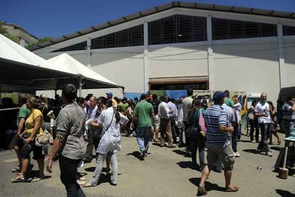 
Parentes lotam Centro Desportivo Municipal onde estão sendo identificados corpos das vítimas do incêndio na Boate Kiss. Foto: Wilson Dias/ABr - 