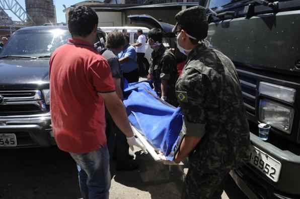 Corpos das vítimas do incêndio na Boate Kiss são levados para o Centro Desportivo Municipal de Santa Maria. Foto: Wilson Dias/ABr - 