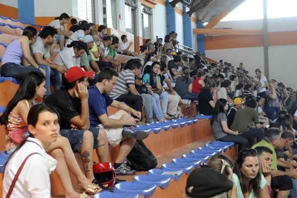 
Parentes lotam Centro Desportivo Municipal onde estão sendo identificados corpos das vítimas do incêndio na Boate Kiss. Foto: Wilson Dias/ABr - 