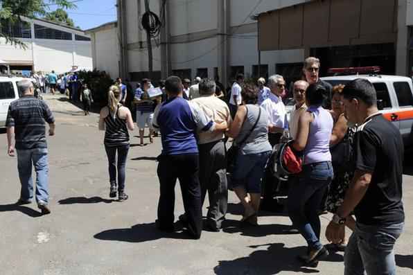 
Parentes lotam Centro Desportivo Municipal onde estão sendo identificados corpos das vítimas do incêndio na Boate Kiss. Foto: Wilson Dias/ABr - 