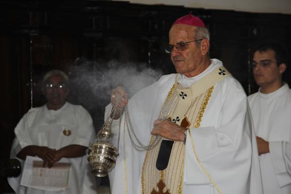 O arcebispo de Olinda e Recife, dom Fernando Saburido, comandou, na manhã deste domingo, a Missa de Páscoa, na Catedral da Sé, em Olinda. Foto: Filipe Palcão/DP/D.A Press
 - 