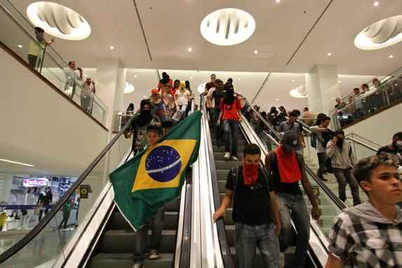 Protesto contra a Copa e rolezinho.