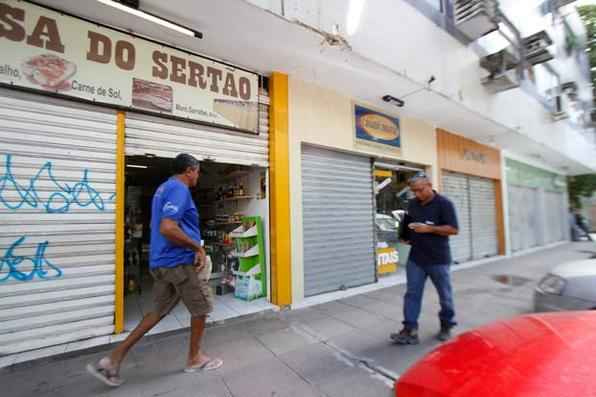 Com medo, comerciantes de Paulista, no Grande Recife, fecharam as portas na manhã desta quarta-feira. Em Abreu e Lima, já há relatos de novos saques esta manhã no bairro de Caetés. Ontem, diversas lojas foram invadidas. Foto: Blenda Souto Maior/DP/D.A Press - 