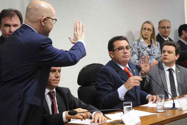 O senador Demóstenes Torres (sem partido-GO) não responde às perguntas feitas pelos parlamentares em que prestaria depoimento à Comissão Parlamentar Mista de Inquérito (CPMI) do Cachoeira (Antonio Cruz/ABr)