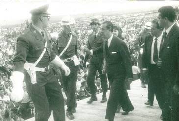 O então presidente Juscelino Kubitscheke o vice-presidente Joao Belchior Marques Goulart caminhando por entre a multidao que aguardava o inicio da solenidade inaugural de Brasília