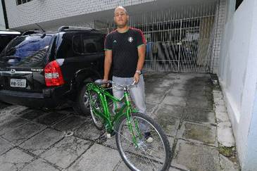 Técnico em eletrônica Walter Gomes Pereira utiliza a bicicleta para ir ao trabalho (Julio Jacobina/DP/D.A Press )
