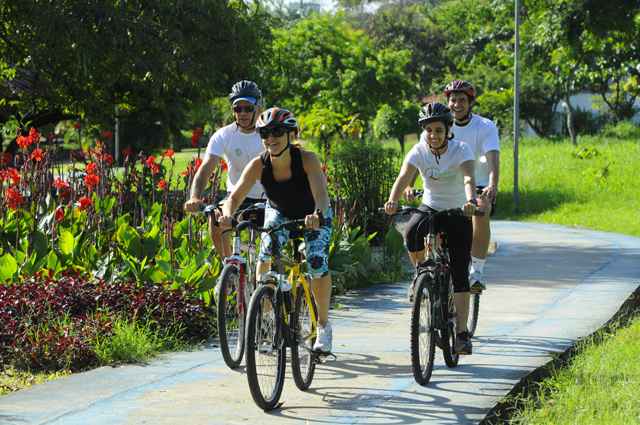 Amigos do grupo ciclistico Pedala Mundo aproveitam espaços como o Campus da UFPE e queixam-se da falta de ciclovias. (Arthur de Souza/Esp.DP/D.A Press)