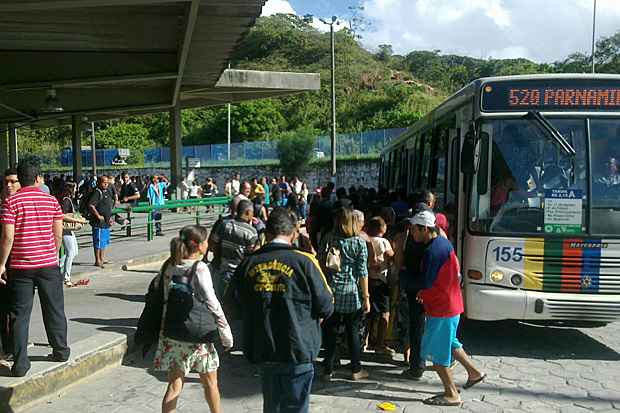 Terminais de ônibus lotados de passageiros, com poucos ônibus à disposição (Glynner Brandão/DP/D.A Press)