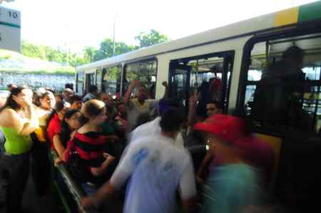 Movimento de passageiros no Terminal Integrado da Macaxeira durante a paralisação de advertência de ontem. ( Julio Jacobina/DP/D.A Press)