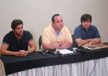 Coletiva de imprensa foi realizada pelo empresário João Pires e pelos advogados Waldir Xavier e Bruno Coelho (André Duarte)