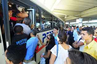 Patrões e empregados chegaram a um acordo que pode acabar com a expectativa de greve, prevista para a próxima quarta-feira.  (Júlio Jacobina/DP/D.A Press -27/06/2012)