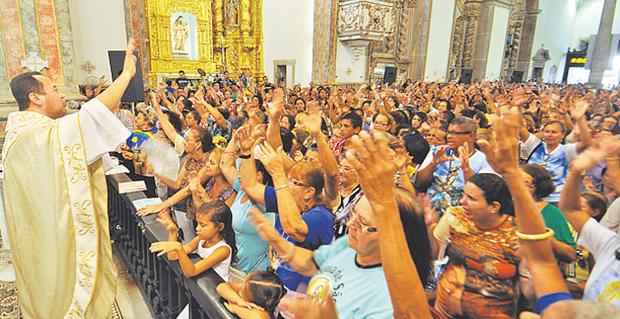 Centenas de pessoas lotam a Basílica do Carmo para homenagear a padroeira do Recife (Blenda Souto Maior/DP/D.A Press)