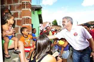 O candidato à Prefeitura do Recife pelo PT, Humberto Costa, realizou esta manhã no Alto José Bonifácio. Foto: Sérgio Figueiredo/Ag Grão/Divulgação