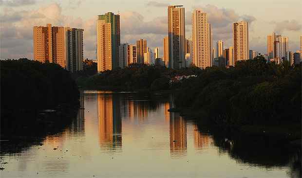 Projeto de navegabilidade do Capibaribe prevê a dragagem de 17 quilômetros do rio, no trecho entre Casa Forte e a divisa entre Olinda e Recife. (Foto: Bernardo Dantas/DP/D.A Press)