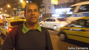 Desempregado, José Luís da Silva não tem onde morar e passa as noites em banco de rodoviária (Júlia Carneiro/BBC Brasil)