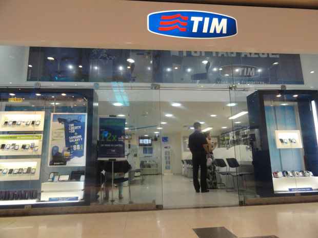 Loja da TIM no Shopping Tacaruna: movimento fraco desde a suspensão da venda de novos chips (Augusto Freitas/DP/D.A Press)