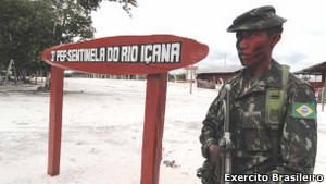 O soldado Edgar Cardoso em frente ao Pelotão Especial de Fronteira de São Joaquim (AM) (Exército/Divulgação)