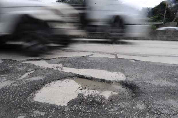 Más condições de  importantes trechos de sua malha rodoviária no Recife intensificam problemas como engarrafamentos e acidentes. Foto: Alcione Ferreira/DP/D.A Press