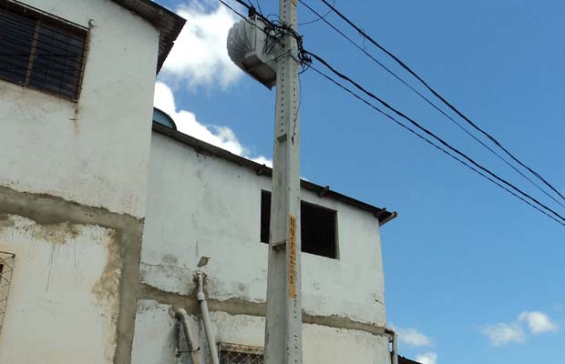 Cidadão repórter Clayton Leal reclama da falta de iluminação no Ibura e manda foto do poste sem luminárias no bairro. Foto: Clayton Leal/Divulgação