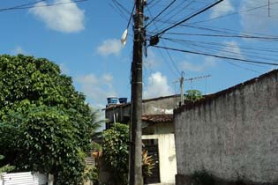 Detalhe da luminária quebrada na comunidade da UR-2, no Ibura. Foto: Clayton Leal/Divulgação