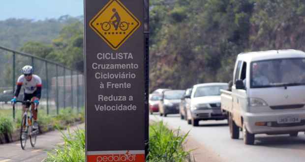 Incentivo ao uso da bicicleta vem acontecendo em muitas capitais. Em Brasília, a placa de ciclovia no Paranoá indica o cruzamento. Foto: Iano Andrade/CB/D.A. Press