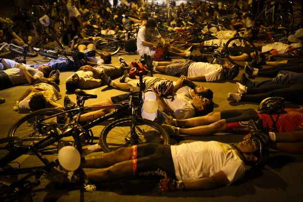 Ciclistas realizam ato de protesto. ( Helder Tavares/DP/D.A Press )
