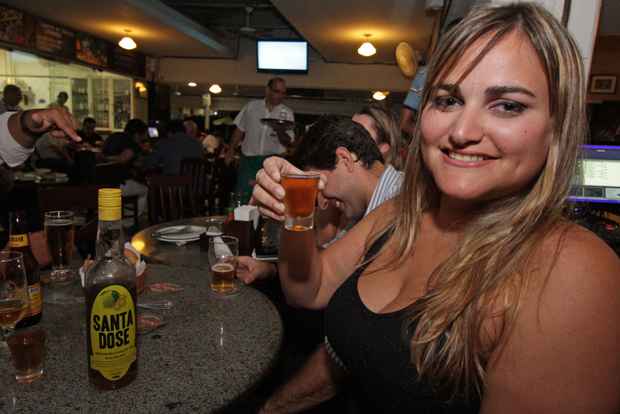 Juliana Cavalcanti, 28, conta que passou a apreciar a bebida à medida em que o mercado foi ampliando a variedade de rótulos. Foto: Roberto Ramos/DP/D.A Press