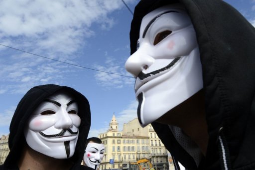 Os 'hackers' do grupo Anonymous anunciaram neste sábado que haviam bloqueado os sites de dezenas de organizações israelenses e de um grande banco em protesto contra a ofensiva de Israel na Faixa de Gaza. (Anne-Christine Poujoulat/AFP Photo)