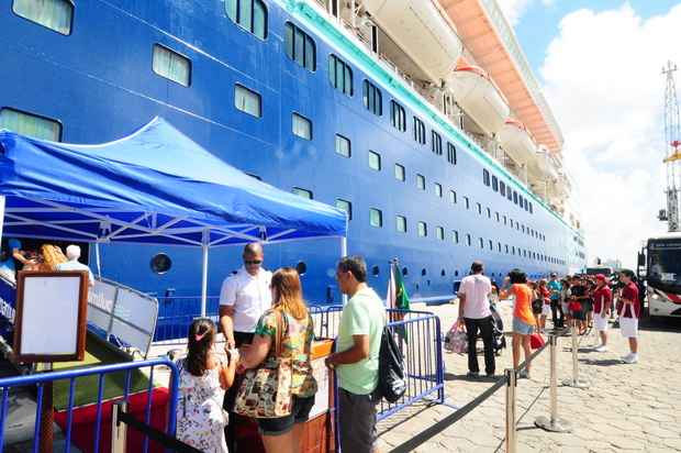 Embarcação Empress, da companhia Pullmantur, aportou na capital pernambucana nesta sexta-feira (23) (Maria Eduarda Bione/Esp.DP/D.A Press)