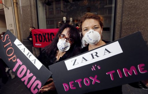 Ativistas do Greenpeace protestam em frente a loja Zara em Nice, sul da França. Foto: AFP Valery Hache