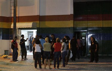 Familiares dos internos aguardavam por notícias do lado de fora da unidade. Foto: Roberto Ramos/DP/D.A Press