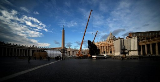 A tradicional árvore de Natal do Vaticano é erguida na Praça de São Pedro em 6 de dezembro. Foto: Filippo Monteforte/ AFP Photo 