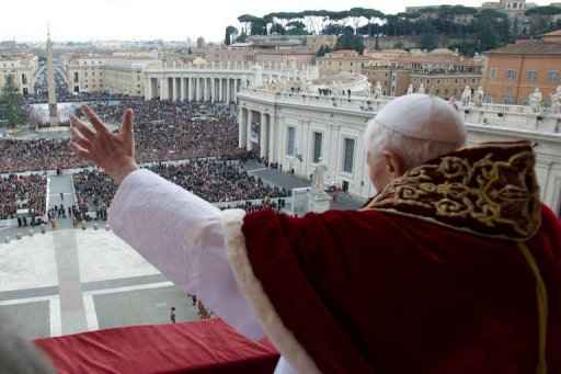 O Papa abençoa os fiéis da sacada da Basílica de São Pedro. Foto: AFP Photo/Osservatore Romano 