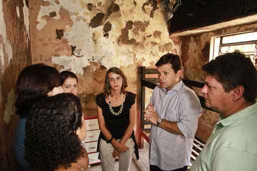 O prefeito Geraldo Julio, em visita à Casa de Acolhida Raio de Luz. Foto: Andréa Rêgo Barros/PCR.