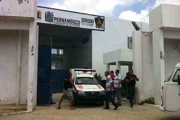 Movimentação de ambulâncias começou por volta das 11h para retirada dos feridos no tumulto. Foto: Juliana Cavalcanti/DP/D.A Press