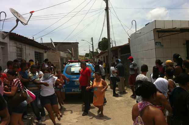 Movimentação da polícia, familiares e vizinhos do presídio por conta do tumulto é grande. Foto: Juliana Cavalcanti/DP/D.A Press