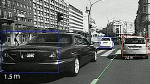 Especialistas temem aumento de acidentes, mas também de invasão virtual dos sistemas inteligentes. Foto: BBC