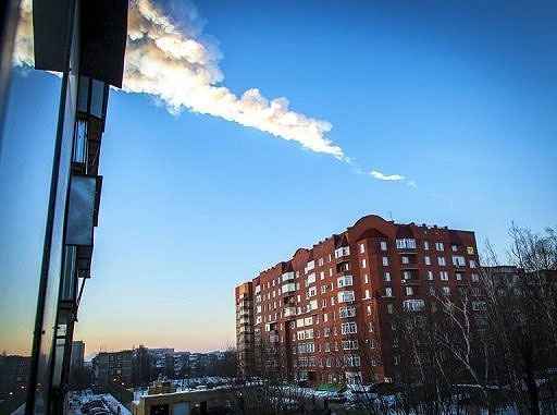 Vários meteoritos caíram na manhã desta sexta-feira na região russa dos Urais, acompanhados por clarões incandescentes e violentas explosões, derrubando paredes e janelas, provocando pânico e ferindo ao menos 400 pessoas, três delas com gravidade (Foto: Oleg Kargopolov/AFP Photo)