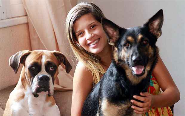 Escovações contantes garante a beleza a e saúde das cadelas Sofia e Akira. A dona, a estudante Taís Neves, faz questão de usar as escovas adequadas. (Foto: Teresa Maia/DP/D.A Press)