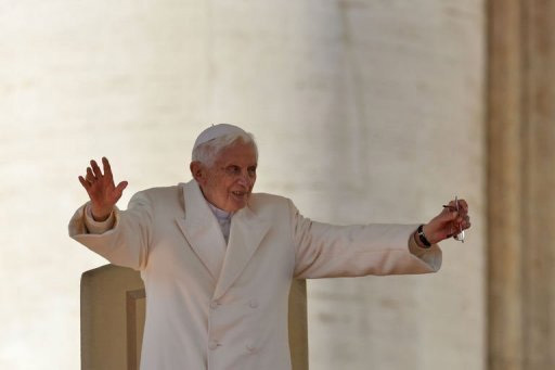 Bento XVI acena para os fiéis na sua última audiência, na Praça de São Pedro; Foto: AFP Gabriel Bouys 