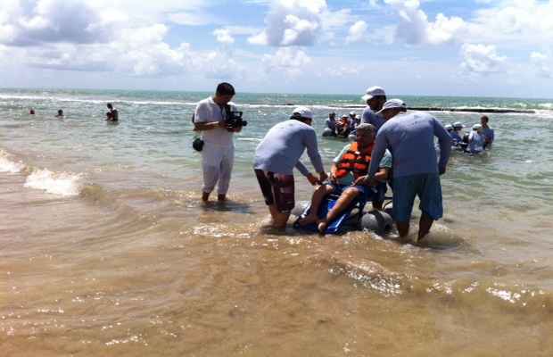 Cadeirantes testam o novo equipamento que dará acesso ao banho de mar na Praia de Boa Viagem (Ana Dolores/DP/D.A.Press)
