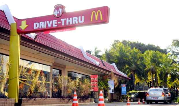 Bonde - Justiça manda McDonald's acabar com jornada irregular