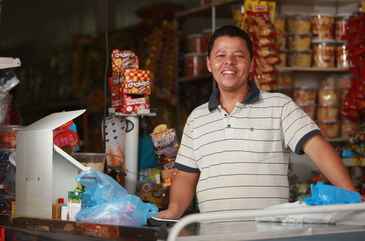 Amizael Cícero da Silva vendia peixe de porta em porta. Ele sentiu o potencial de consumo local e abriu um mercadinho (Bernardo Dantas/ DP/D.A Press)